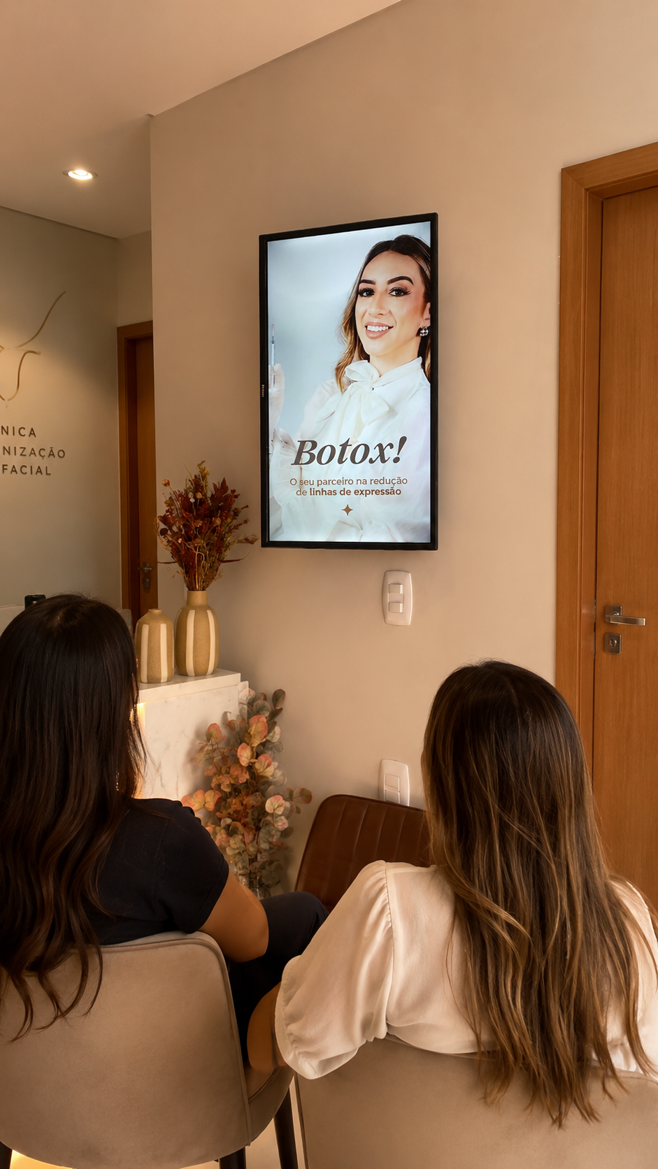 Clínica de harmonização facial com TV Corporativa Loop Mídia na sala de espera